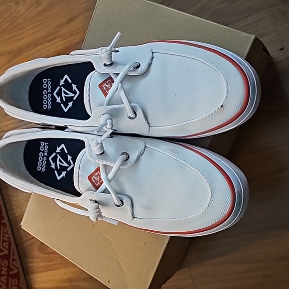 Sperry Crest Boat Shoe - Picture 2 of 8